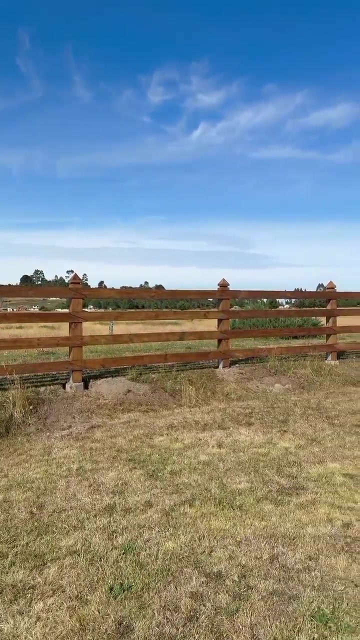 Cerco perimetral de madera de pino impregnado con uniones de acero galvanizado, en Quilquico